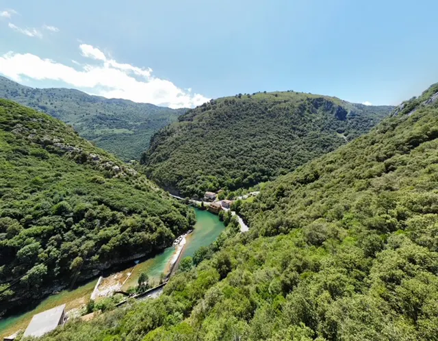 Vista aérea del Río Cares a su paso por Peñamellera Asturias